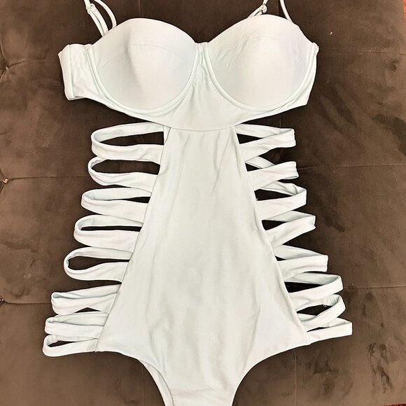 Issa de’ Mar One Piece – As Seen on Demi Lovato! 💙🔥 - Picture 3 of 3